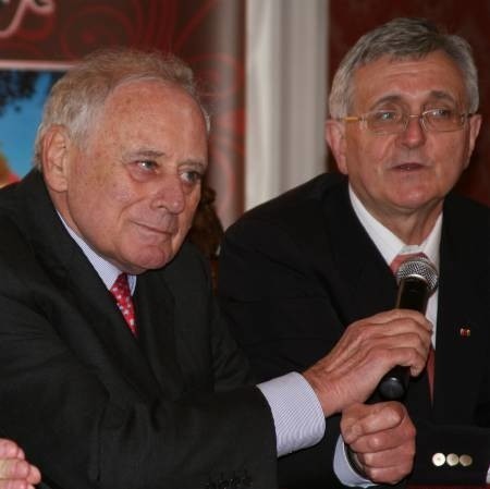 Reinhold Würth (z lewej) obiecywał, że jego żagańska spółka będzie się rozwijała. W roli tłumacza wystąpił miejski radny Marian Świątek (fot. Paweł Lichtański)