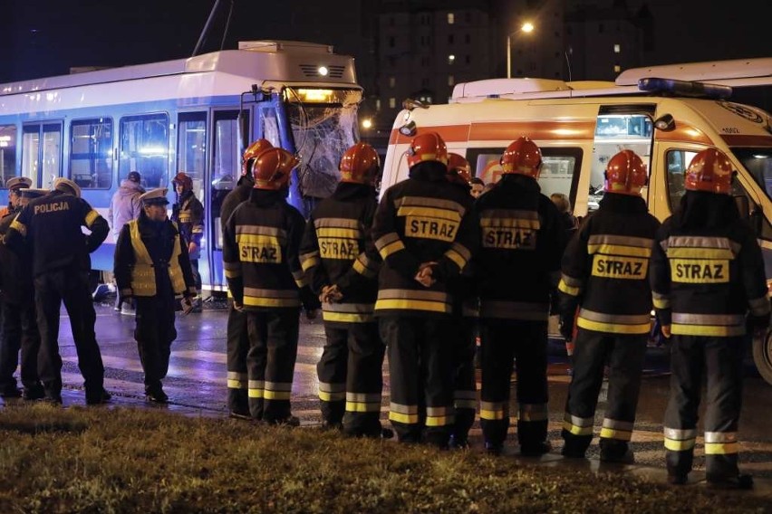 Kraków. Zderzenie tramwaju z autobusem na al. Jana Pawła II. Są ranni [ZDJĘCIA]