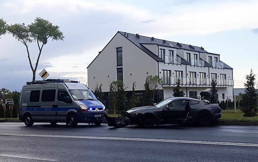 Niebezpieczne zdarzenie w Stargardzie. Mustang zjechał na przeciwny pasy ruchu i zarył w trawnik