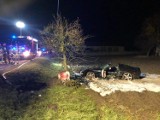 Wypadek w Czachulcu Starym. Sportowe auto w polu, podróżujący trafił do szpitala