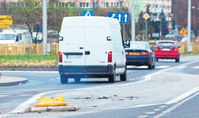 Wczoraj około godziny 7 na rondzie doszło do kolizji. Kobieta, która jechała seatem toledo, straciła pano-wanie nad autem i wjechała na wysepkę, staranowała przy tym znak oraz słupki oznaczające wysepkę. Kobieta była trzeźwa, nic się jej nie stało, ale została ukarana mandatem.