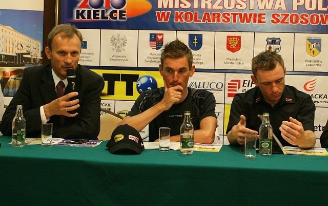 Od lewej dyrektor mistrzostw Polski Zbigniew Piątek, oraz kolarze Mariusz Witecki i  Łukasz Bodnar podczas środowej konferencji prasowej.