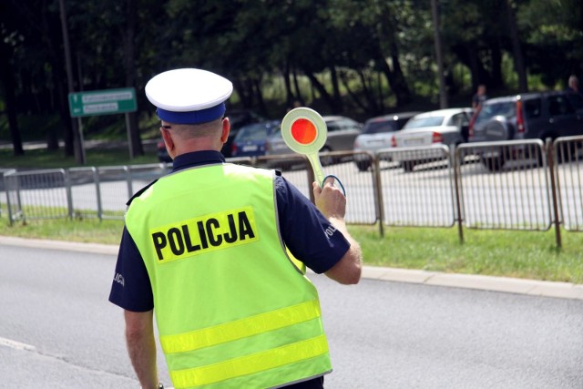 25.07.2018 lublin dzien bezpiecznego kierowcy. lubelscy policjanci przeprowadzili kontrole drogowa podczas ktorej edukowali kierowcow na temat bezpieczenstwa na drodze, kultury jazdy i przestrzegania przepisow ruchu drogowego. towarzyszyly im maria luszczak miss lubelszczyzny nastolatek 2018 oraz karolina wojtiuk i vicemiss lubelszczyzny 2018, finalistka miss polski 2018 miss policja policjanci kontrola drogowa drogowkafot. malgorzata genca / polska press