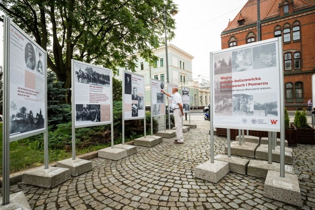 W środę 19 sierpnia przed gmachem głównym Kujawsko-Pomorskiego Urzędu Wojewódzkiego w Bydgoszczy odbyła się uroczystość otwarcia wystawy "Wojna polsko-bolszewicka na Kujawach i Pomorzu. Za Termopile starczą Wam piersi własne”.W uroczystości uczestniczyli: wojewoda kujawsko-pomorski Mikołaj Bogdanowicz i dyrektor Oddziału Instytutu Pamięci Narodowej w Gdańsku prof. Mirosław Golon.Wystawę przygotował IPN.- Ta wystawa przypomina o wielkim wydarzeniu, jakim było powstrzymanie morza armii bolszewickiej zmierzającej na zachód Europy. W województwie kujawsko-pomorskim było wielu ochotników, żołnierzy, mieszkańców, którzy brali udział w obronie Włocławka oraz walczyli na całej granicy wschodniej, gdzie był prowadzony atak bolszewicki. Tamte wydarzenia uratowały naszą dzisiejszą cywilizację - mówił podczas środowej uroczystości wojewoda Mikołaj Bogdanowicz.