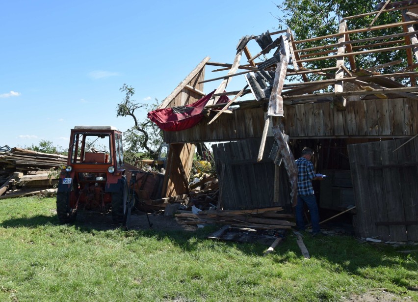 Trąba powietrzna w gminie Rzeczniów. Ruszyła pomoc dla mieszkańców zrujnowanych gospodarstw we wsi Kaniosy. Jest zbiórka dla poszkodowanych