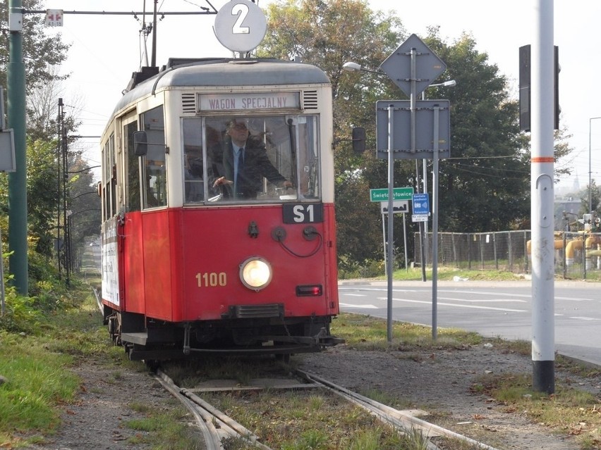 Zabytkowy tramwaj reklamuje Muzeum Powstań Śląskich