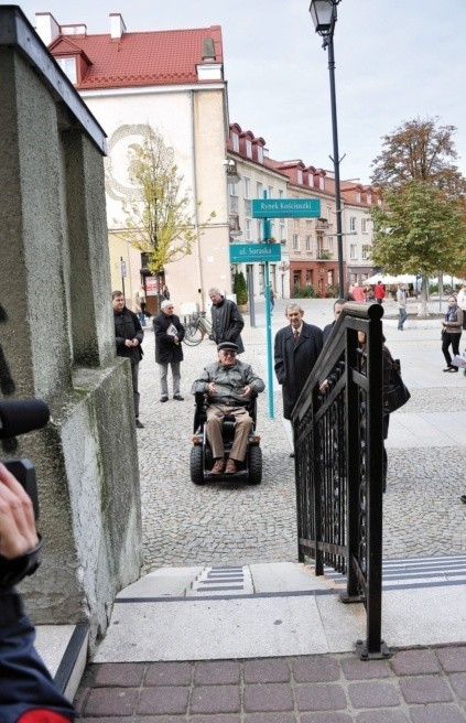- To schody, po których niepełnosprawny na wózku samodzielnie nie wjedzie - mówi Władysław Kazberuk. Na górę prowadzi wprawdzie odpowiedni podjazd, ale jest kilkanaście metrów dalej.