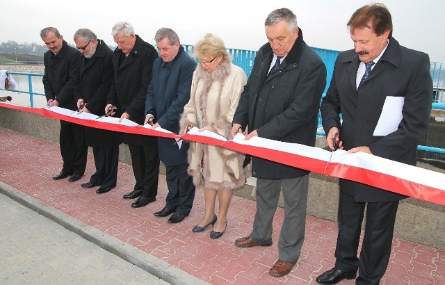 Wstęgę na nowym zbiorniku retencyjnym cięła armia dygnitarzy - z Tadeuszem Knopkiem (pierwszy z prawej), burmistrzem Kazimierzy Wielkiej.