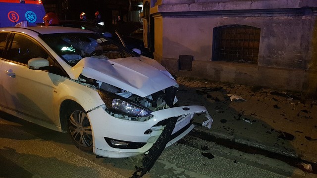 Wypadek na Zielonej w Łodzi. Dwie kobiety ranne w zderzeniu samochodów na skrzyżowaniu Zielonej i Wólczańskiej w Łodzi