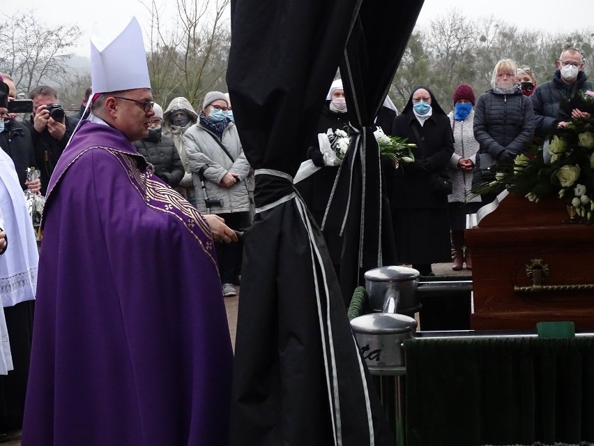 Ksiądz Jan Kujaczyński spoczął na cmentarzu parafialnym w...