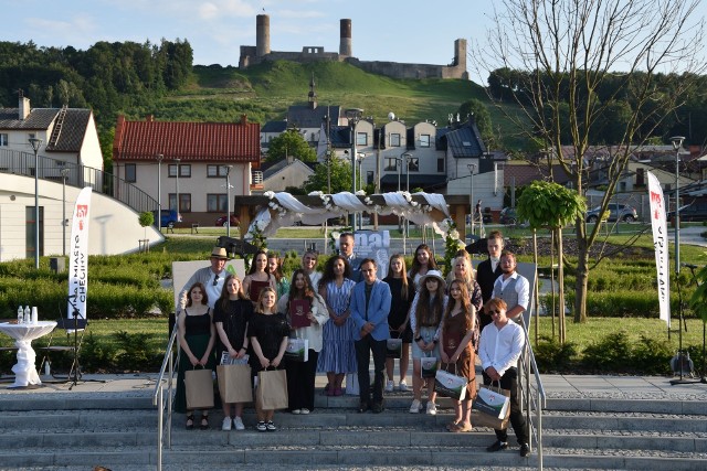 Na zdjęciu u stóp zamku w Chęcinach wszyscy finaliści konkursu.