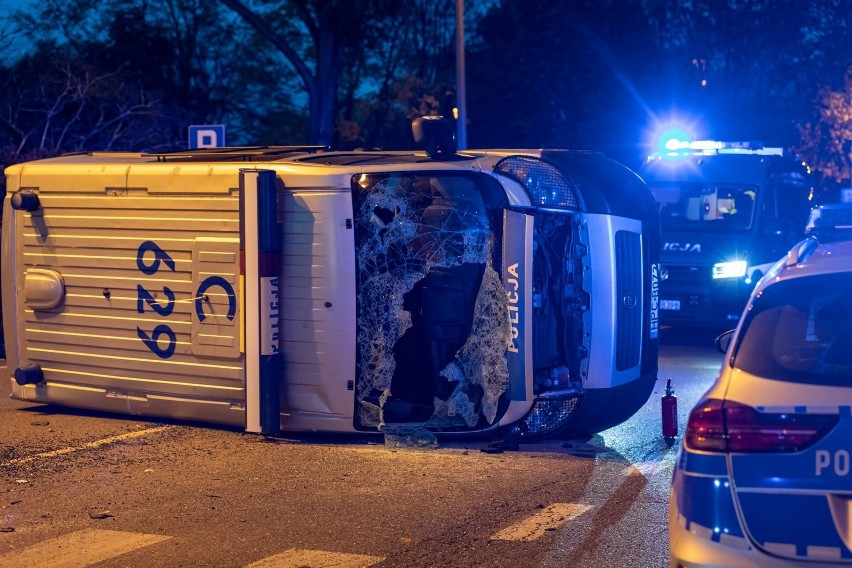 Wypadek z udziałem radiowozu w Bydgoszczy na skrzyżowaniu...