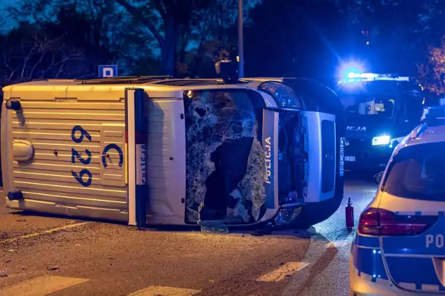 Wypadek z udziałem radiowozu w Bydgoszczy na skrzyżowaniu ulic Markwarta i 3 Maja.
