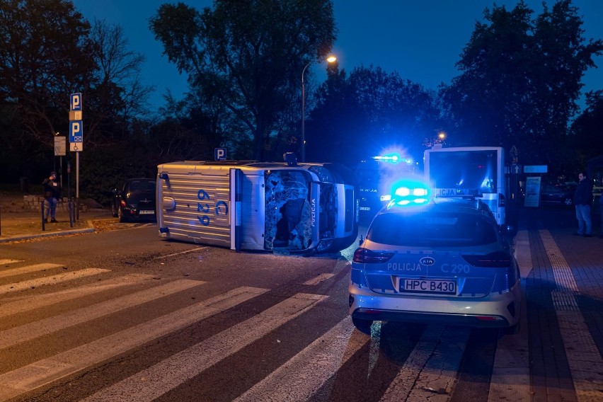 Wypadek z udziałem radiowozu w Bydgoszczy na skrzyżowaniu...