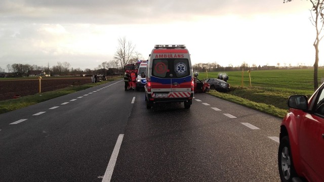 W wypadku zderzyły się trzy samochody: opel vectra, citroen C5, toyota yaris. W wyniku wypadku ranne zostały trzy osoby (kobieta oraz dwójka dzieci).        