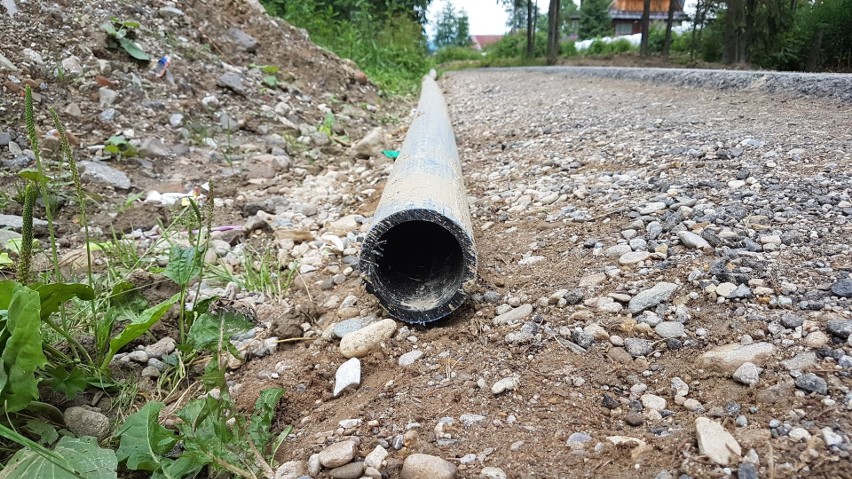 Zakopane. Ktoś podziurawił nowe rury wodociągu na Gubałówce [ZDJĘCIA]