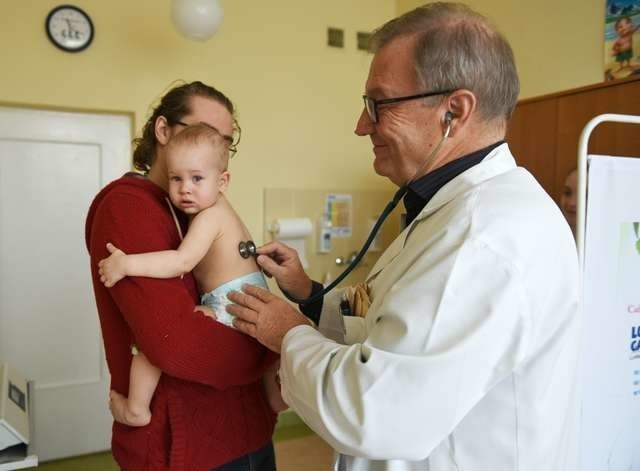 W przychodni na ulicy Świętopełka dr Zdzisław Piasecki bada małego Nikodema 