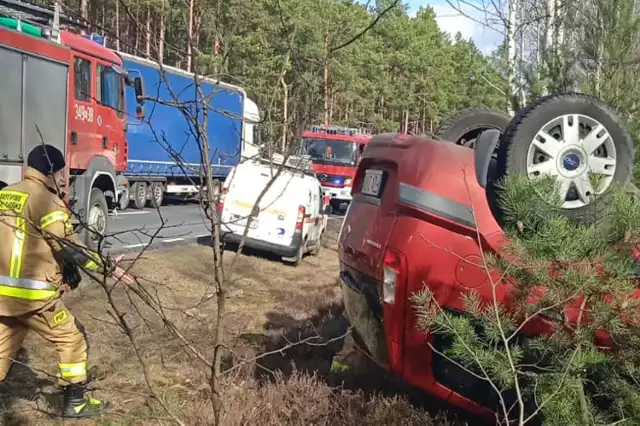 Do zdarzenia doszło w środę, 23 lutego na drodze między Nowogrodem a Świdnicą, w Krzewinach. Auto wypadło z drogi i dachowało.ZOBACZ WIĘCEJ ZDJĘĆ >>>