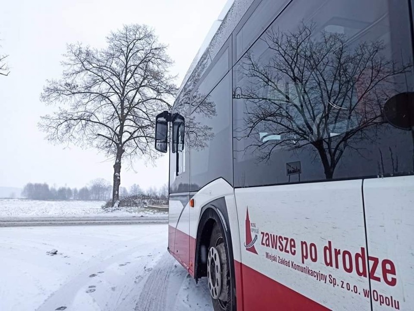 Opole sparaliżowane przez śnieg. Autobusy MZK nie radzą sobie przy tej pogodzie. Kierowcy utknęli w gigantycznych korkach 