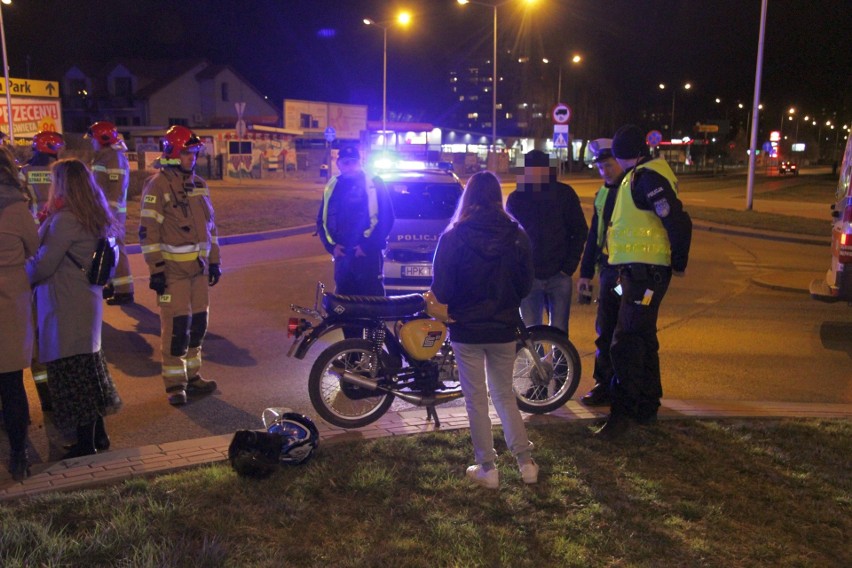 Wypadek 16-letniego motocyklisty w Tarnobrzegu. Chłopakiem zajęła się ekipa pogotowia ratunkowego 