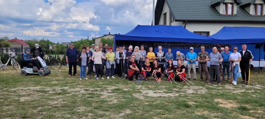 Aktywny wypoczynek seniorów w Lipienicach. Był przemarsz z kijkami i grillowane pyszności. Zobaczcie zdjęcia.