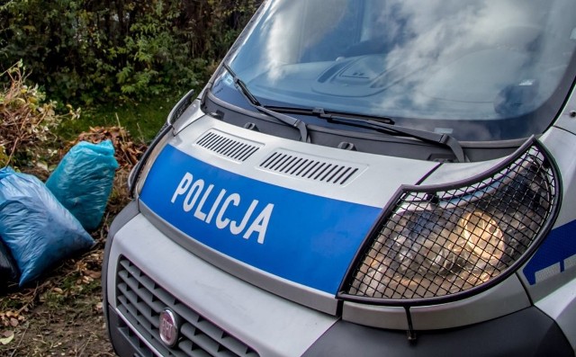 Policjanci ustalają przyczyny śmierci kobiety.