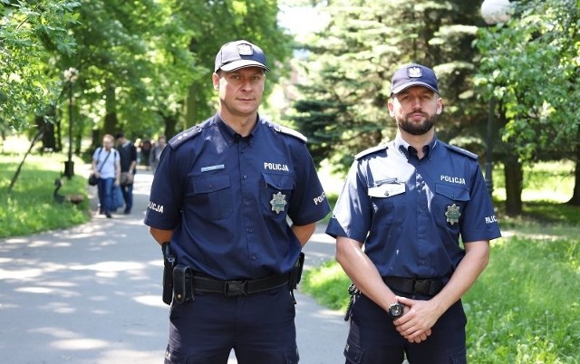 St. asp. Adam Dembiński z Wydziału Prewencji Komendy Miejskiej Policji w Łodzi oraz asp. Arkadiusz Kozioł z I Komisariatu  Komendy Miejskiej Policji w Łodzi