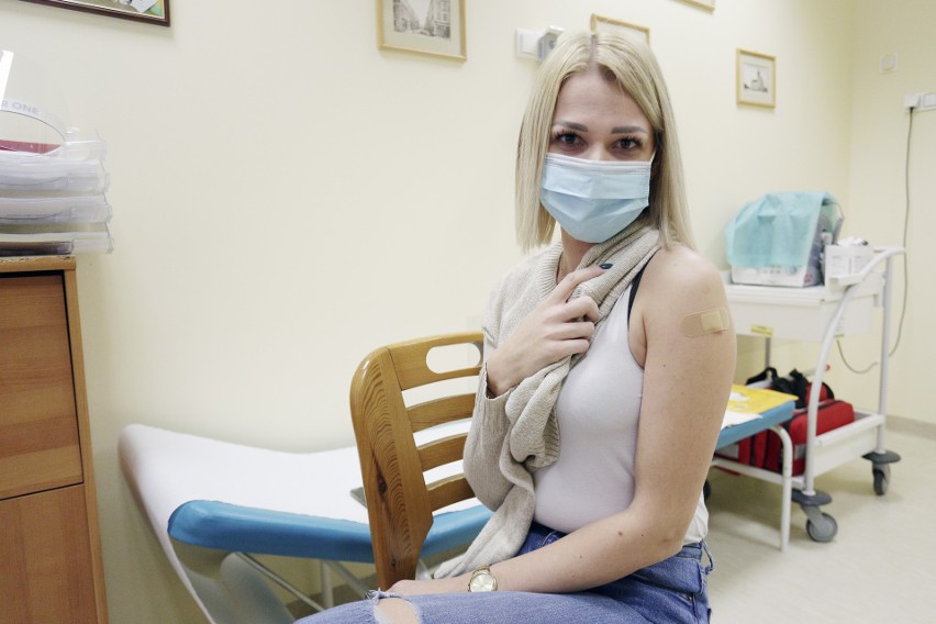 Od rana trwają szczepienia nauczycieli. W Słupskim szpitalu zaszczepionych zostanie blisko 1500 osób [ZDJĘCIA]