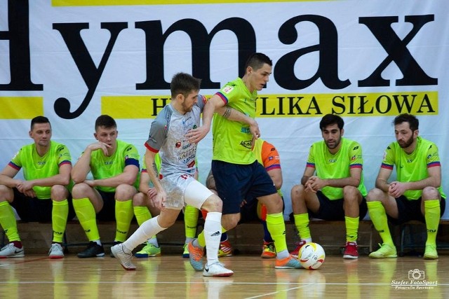 Trener Grzegorz Usowicz ma coraz szerszą ławkę rezerwowych w drużynie Futsal Szczecin.