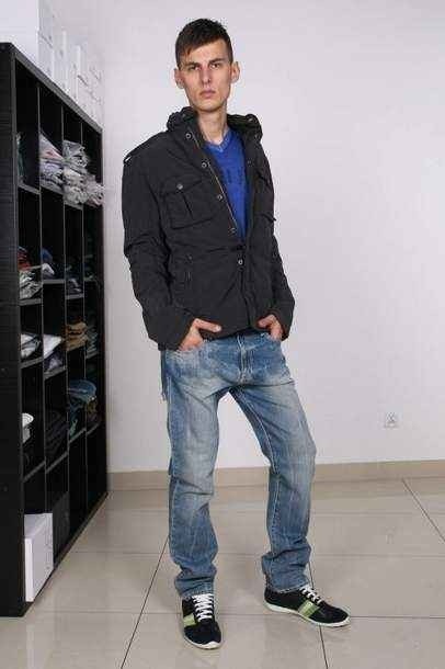 Jesienny mężczyzna według Armani jeans