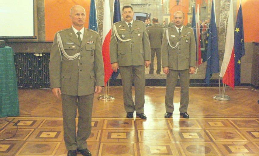 Od lewej: pułkownik Wiesław Święchowicz, ustępujący Szef...