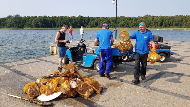 W sobotę odbyło się wielkie sprzątanie jeziora w Skorzęcinie, w którym wzięli udział nurkowie. Zobacz, co znaleziono na dnie jeziora --->