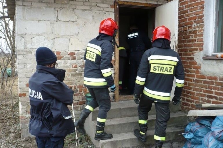Strażacy pomagali policjantom w otwarciu mieszkania w Bezwoli. W środku znaleziono ciało mężczyzny