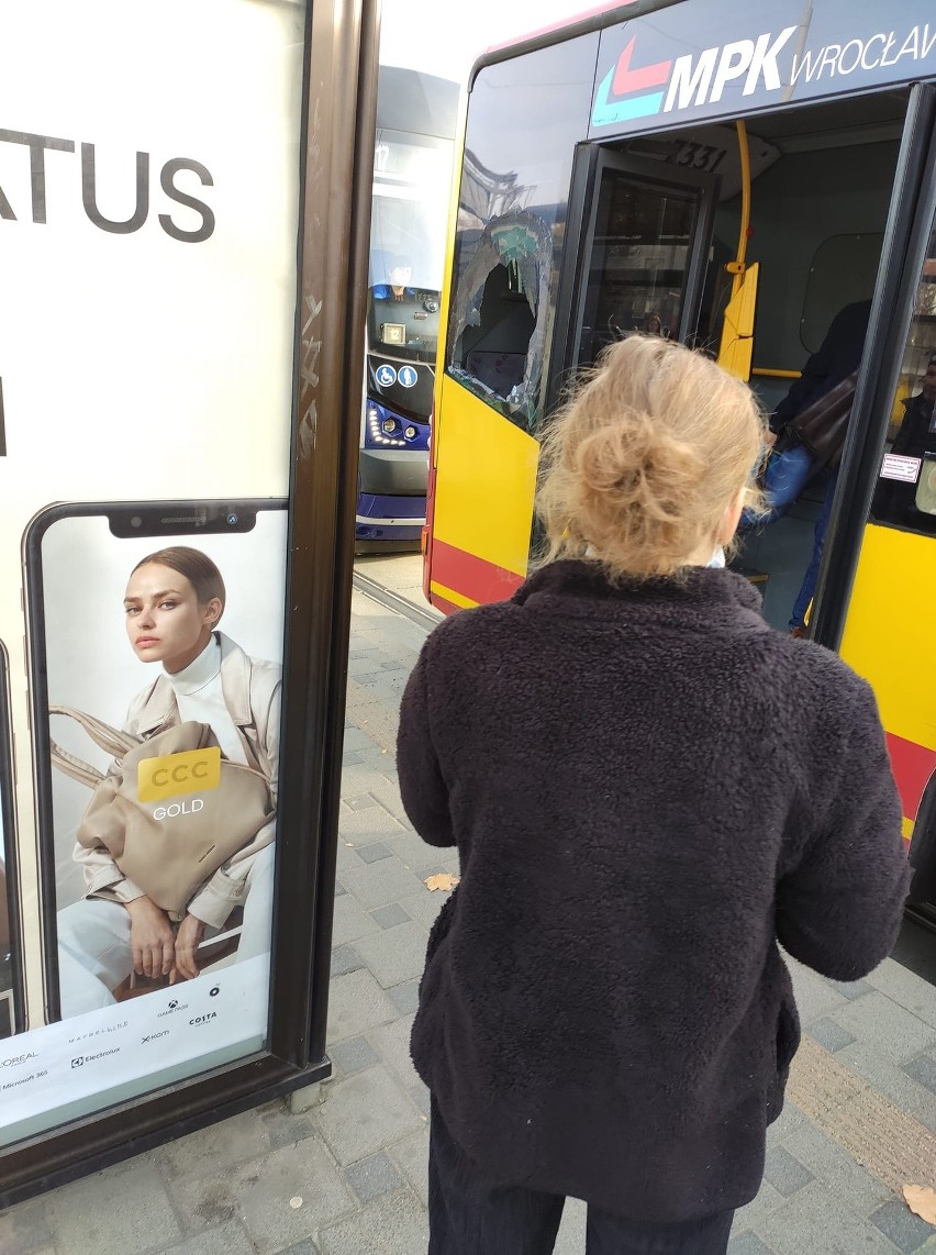 Wandal wybił szybę w autobusie