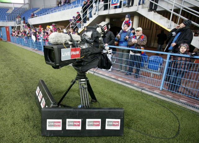 Telewizyjne kamery to symbol dużych pieniędzy dla klubów ekstraklasy. Wiele z nich egzystuje tylko dzięki nim