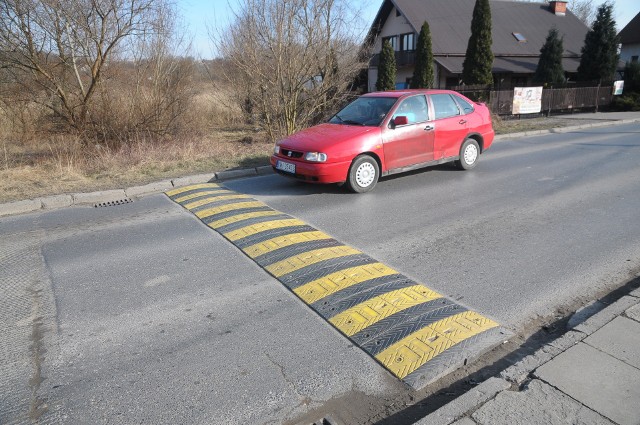 Choć wymuszają redukcję prędkości, progi zwalniające sprawiają, że auta bardziej trują środowisko