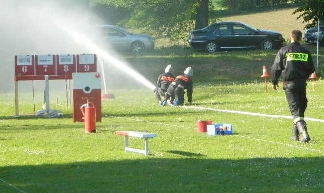 Strażacy rywalizowali na turnieju w Czarnocinie, a szczególnie wiele emocji przyniosły widowiskowe ćwiczenia bojowe.
