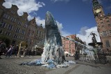 Na Długim Targu w Gdańsku pojawiły się dwa wieloryby. Ekolodzy promują akcję "Bez plastiku" [ZDJĘCIA]