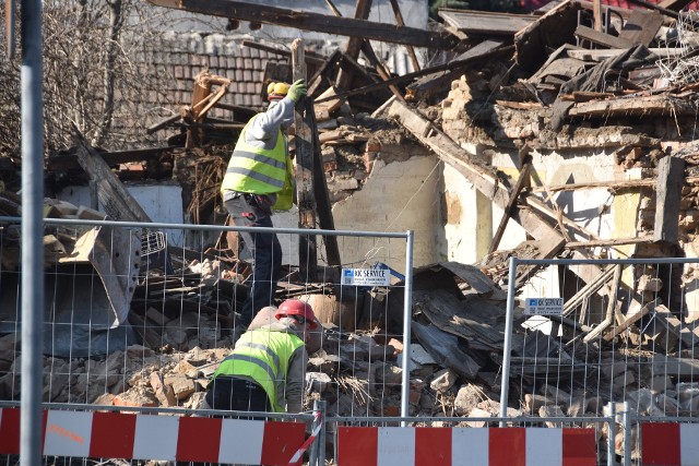Przy skrzyżowaniu ulic: Braci Saków i Okrężnej rozpoczęły się wyburzenia. Na pierwszy ogień poszły do rozbiórki dwa budynki stojące po południowej stronie drogi
