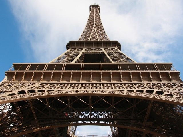 Wieża Eiffla jest symbolem Paryża i jego największą atrakcją turystyczną.