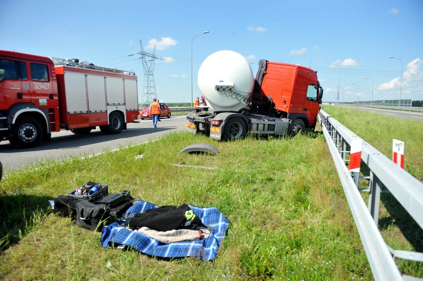 Wypadek na autostradzie w Świlczy. Autobus wjechał w toyotę 