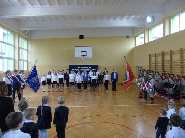 Zespół Szkolno-Przedszkolny w Opatowcu zaśpiewał hymn dla Niepodległej [ZDJĘCIA]