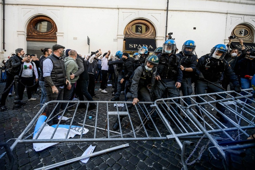 Koronawirus we Włoszech: Właściciele restauracji i siłowni mają dość obostrzeń. Protest w Rzymie i starcia z policją [ZDJĘCIA]