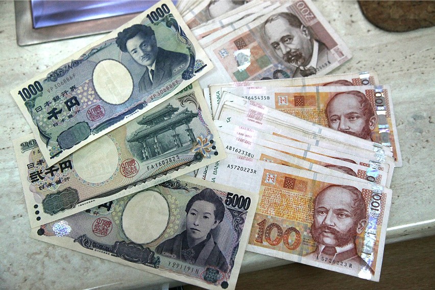 Frank, dolar, jen – tradycyjnie taką trójkę wymieniano...