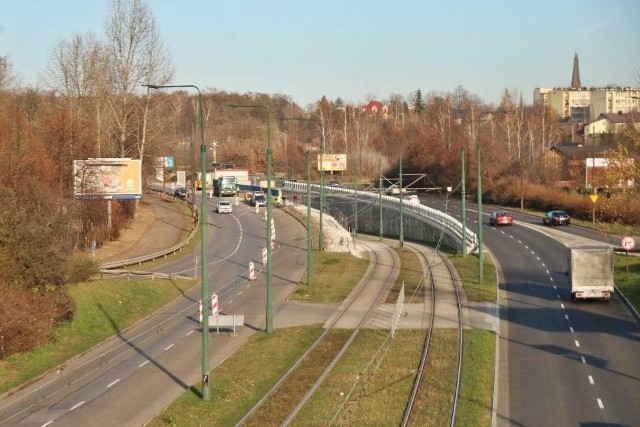 Odcinek ulicy 3 Maja po prawej stronie został wyremontowany. Teraz remontuje się ten po lewej, który prowadzi w stronę centrum Sosnowca