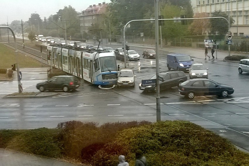 Tramwaj zderzył się z autem na Brücknera