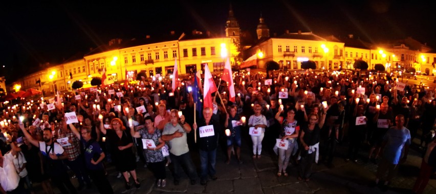 Tłum na Rynku Nowego Sącza: Wolne sądy - wolny naród [ZDJĘCIA]