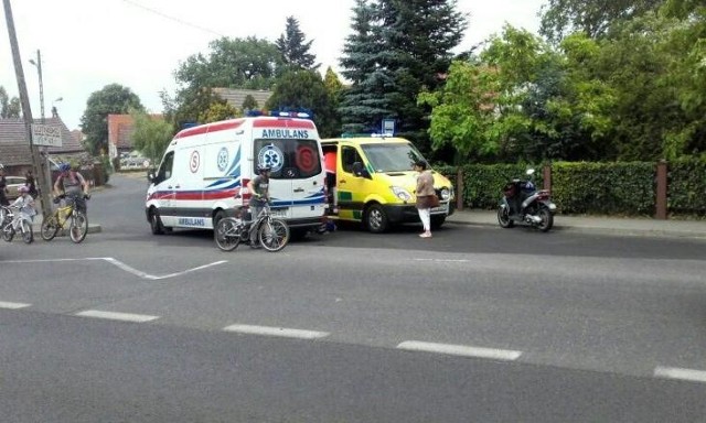 Do zdarzenia doszło w niedzielę, 3 czerwca w Przylepie. Mężczyzna znajdował się koło skrętu na lotnisko. Wtedy zasłabł i upadł. Na miejsce wezwano pogotowie ratunkowe.Jak informują nas Czytelnicy, mężczyzna nagle zasłabł i upadł. Na pomoc ruszyły służby ratunkowe zabezpieczające festyn. Na miejsce została również wezwana ekipa karetki pogotowia ratunkowego.Mężczyzna długo był reanimowany. Po przyjeździe karetki reanimacja była dalej prowadzona. Po chwili karetka na sygnałach odjechała do szpitala.Autor: Piotr JędzuraZobacz również: Pierwsza pomoc od najmłodszych lat. Przedszkolaki uczą się ratując Fantomisia TomkaŹródło:TVN24POLECAMY RÓWNIEŻ PAŃSTWA UWADZE:Szał pod sceną podczas koncertu Dawida Kwiatkowskiego!