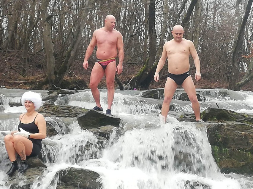 Wyjazdowa kąpiel Przemyskich Morsów w wodospadzie na Olszance w Bieszczadach [ZDJĘCIA]