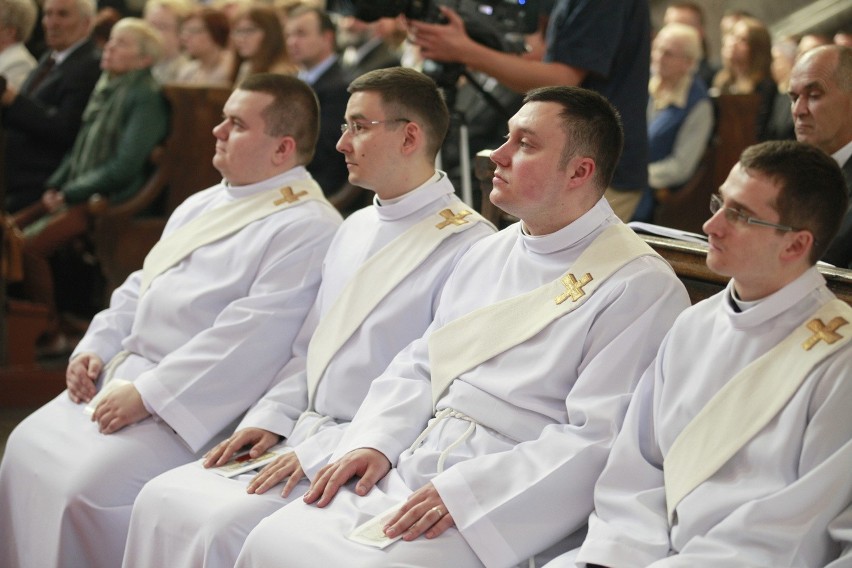 Diecezja opolska ma 12 nowych księży. Wielka uroczystość w katedrze